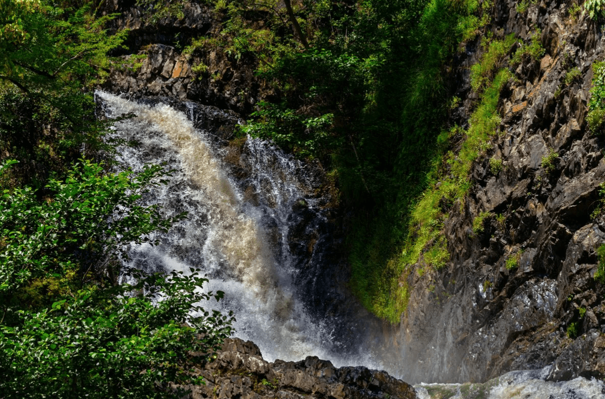 Высокий водопад доступный со смотровой площадки